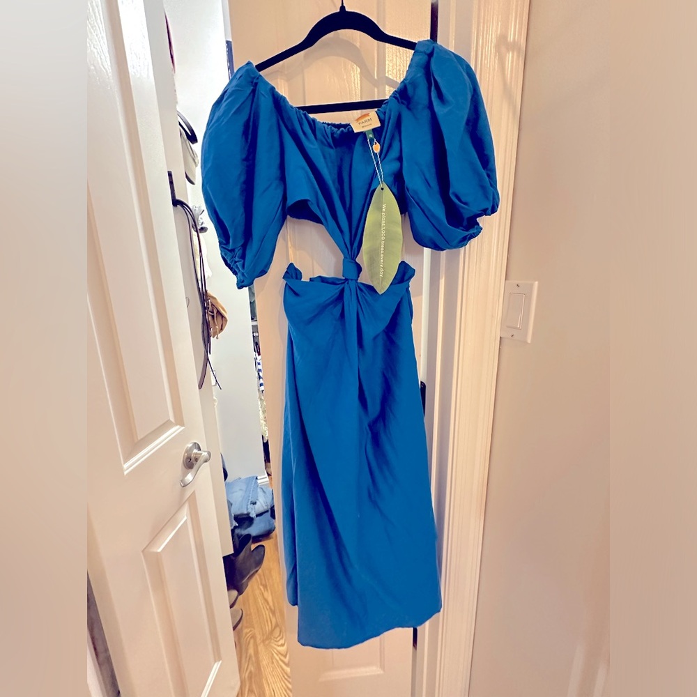 Farm Rio dress. Tie waist, cut out, balloon sleeve, off or on shoulder dress.